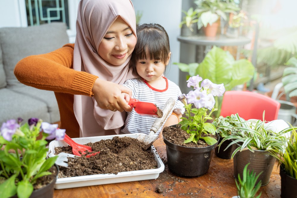 Anak-anak belajar dan bermain di alam bebas